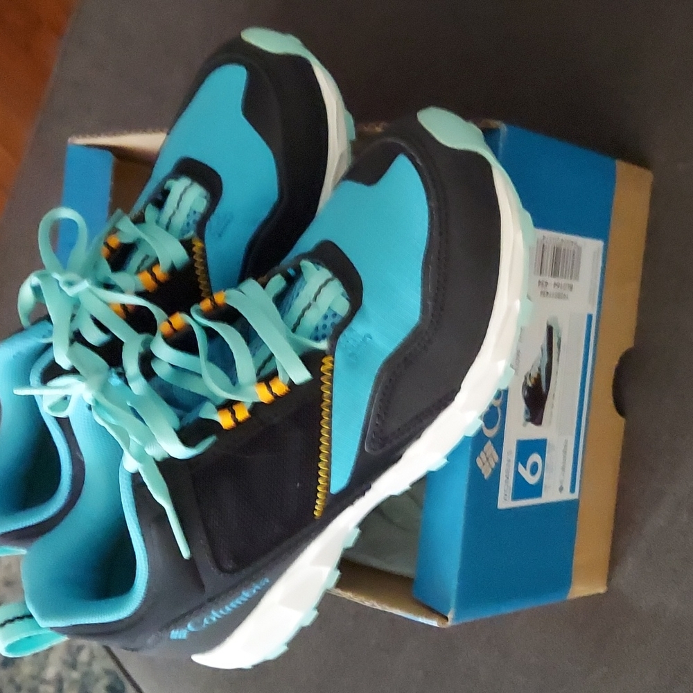 Womans Columbia Sneakers